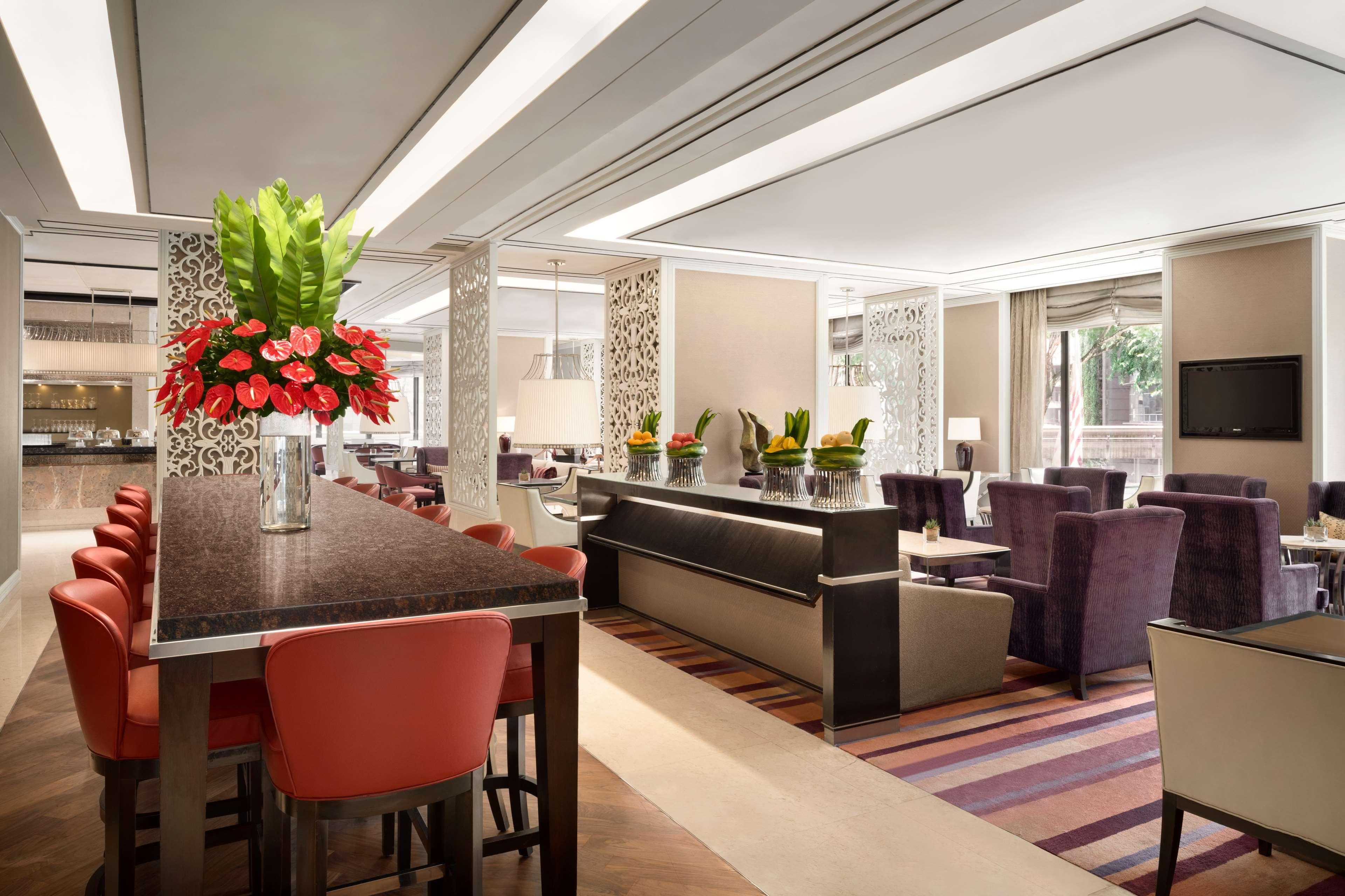 Shangri-La クアラルンプール エクステリア 写真 The lounge at London Heathrow Airport