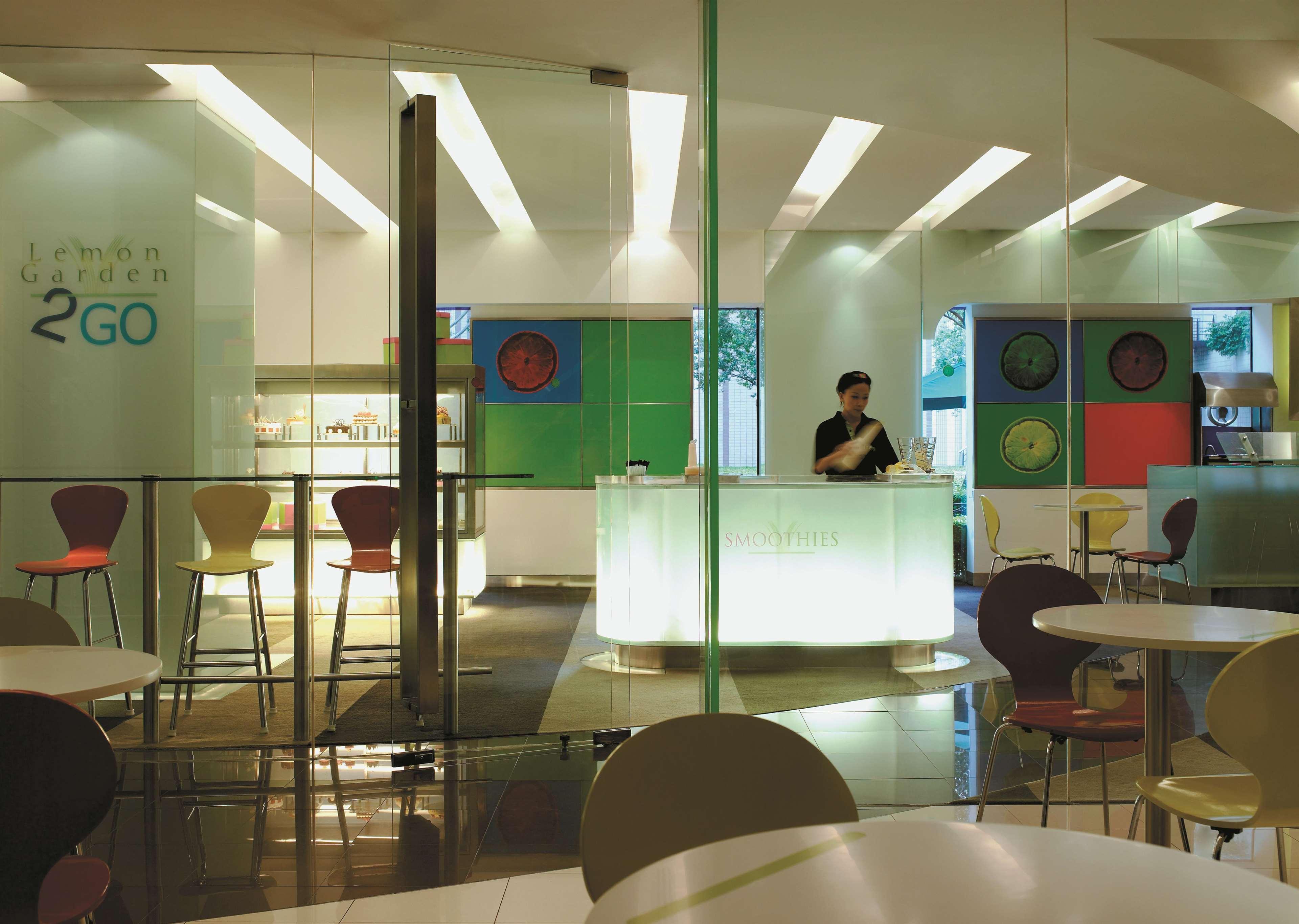 Shangri-La クアラルンプール エクステリア 写真 The interior of a Virgin Money lounge at London Heathrow Airport