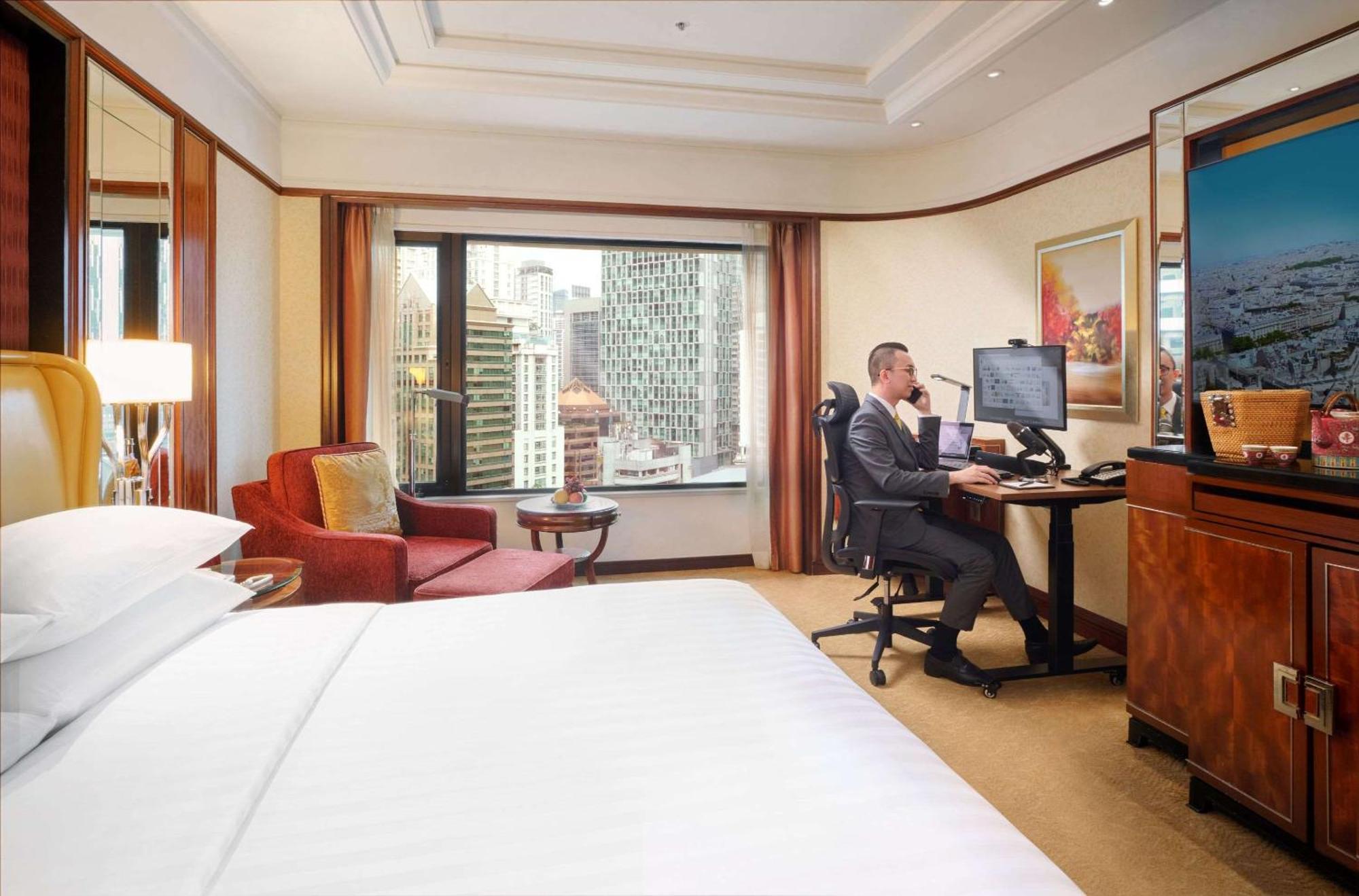 Shangri-La クアラルンプール エクステリア 写真 A guest room at the Conrad Hong Kong