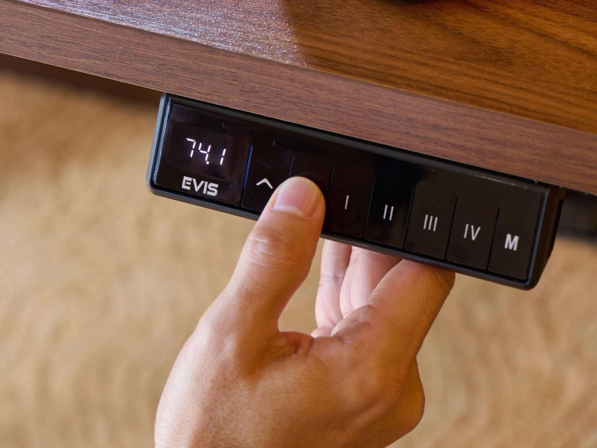 Shangri-La クアラルンプール エクステリア 写真 A hand using a touch pad on a desk