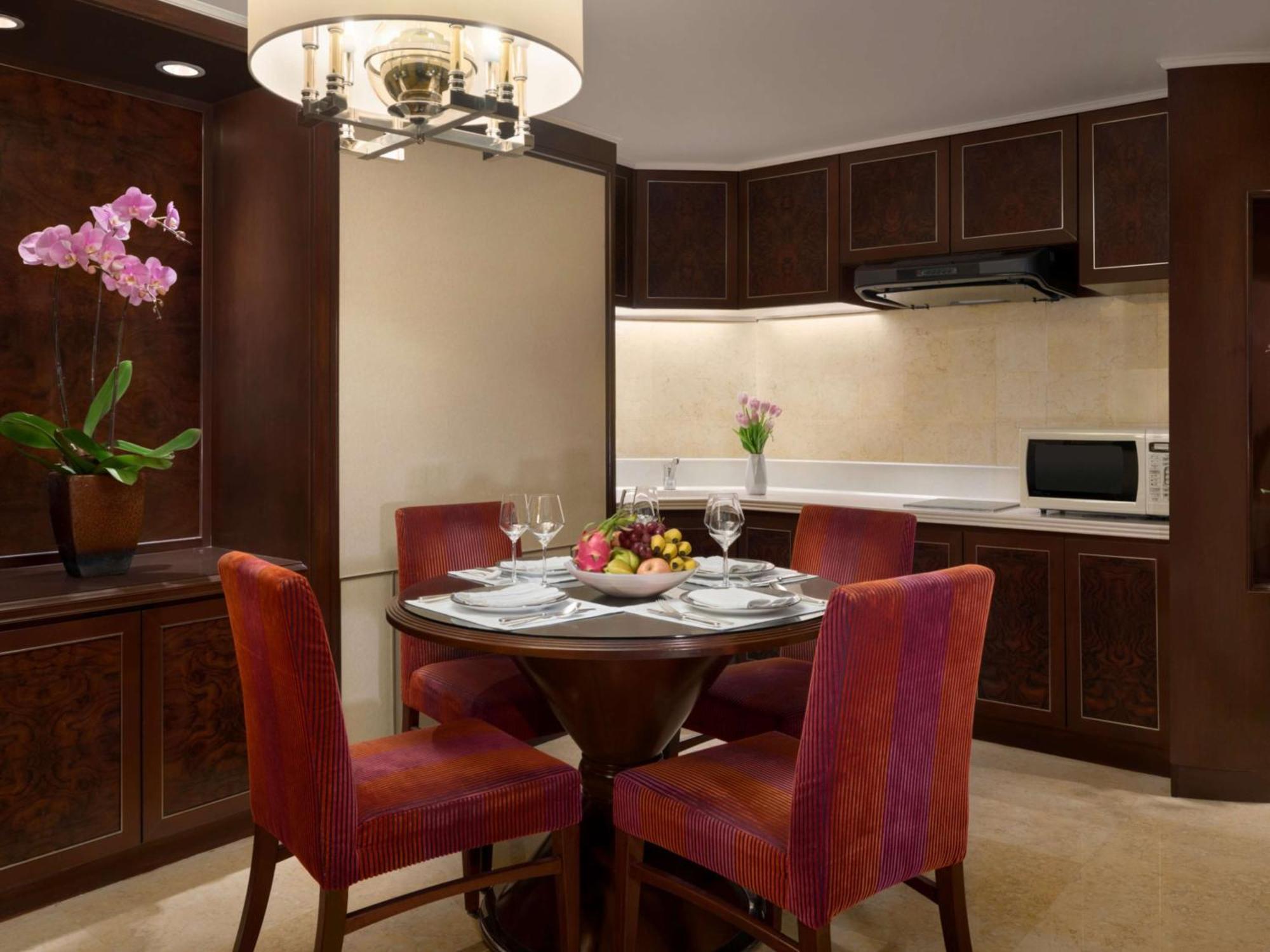 Shangri-La クアラルンプール エクステリア 写真 A kitchen in a suite at the Mandarin Oriental, Singapore