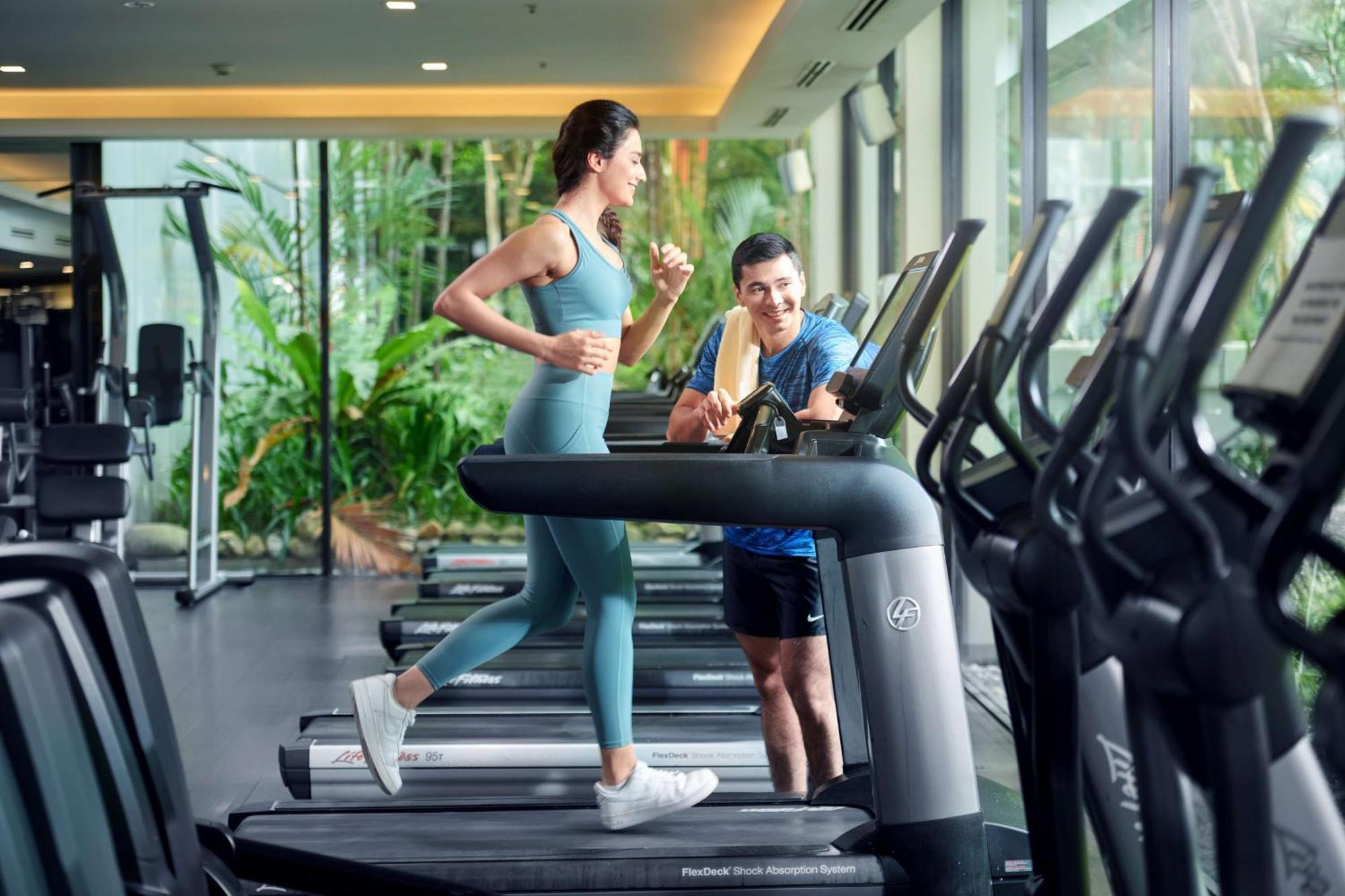 Shangri-La クアラルンプール エクステリア 写真 A woman on a treadmill