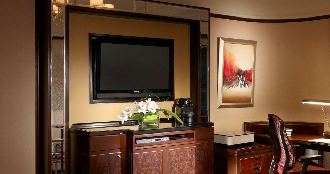 Shangri-La クアラルンプール エクステリア 写真 A television in a hotel room